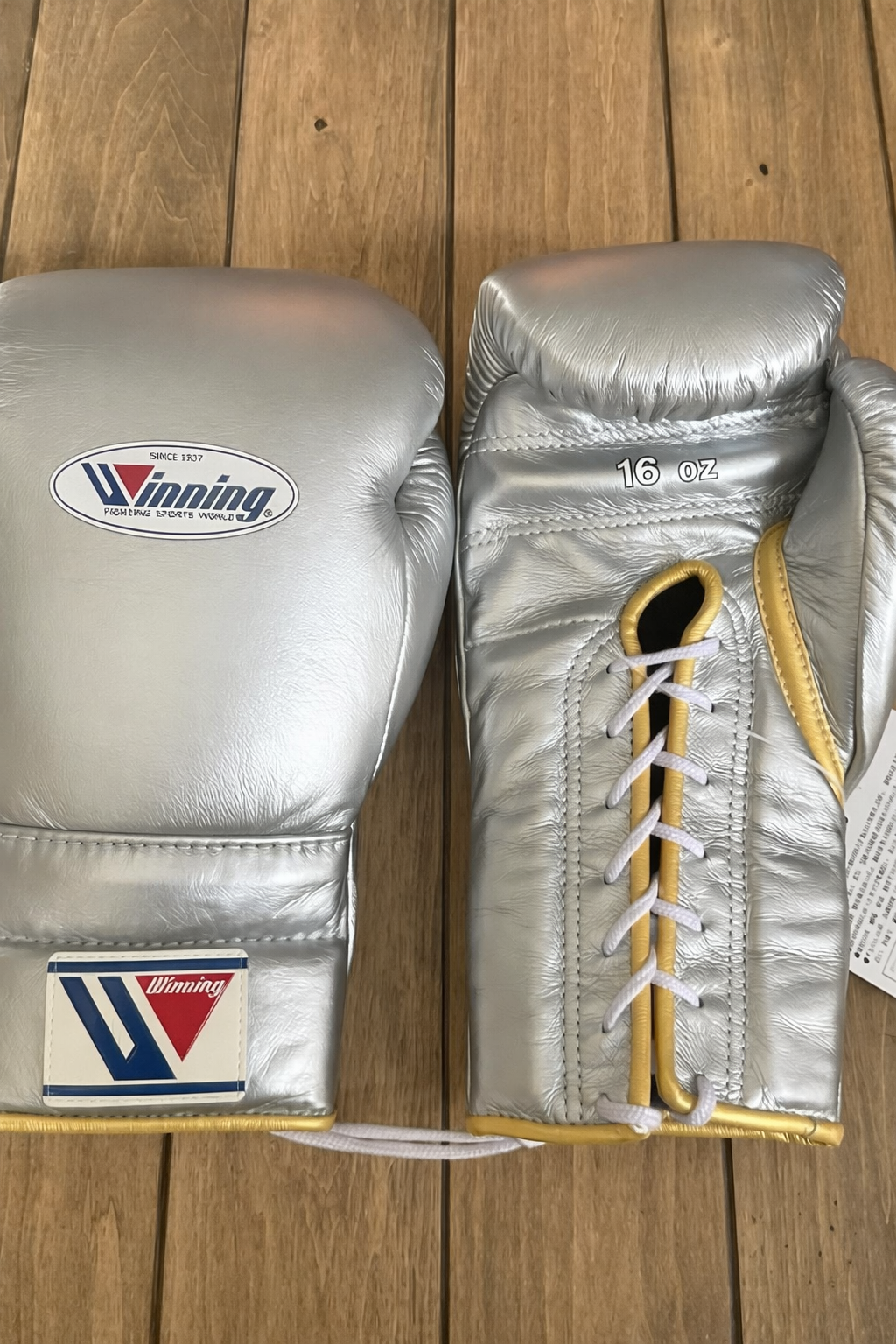 Winning Boxing Gloves Silver/Gold Curved Leather Gloves for Sparring