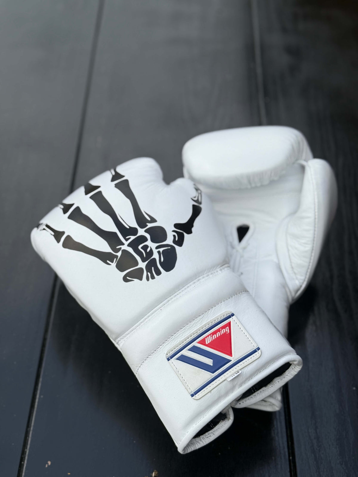 Winning Boxing Gloves White Skull Style Leather Training Gloves for Sparring