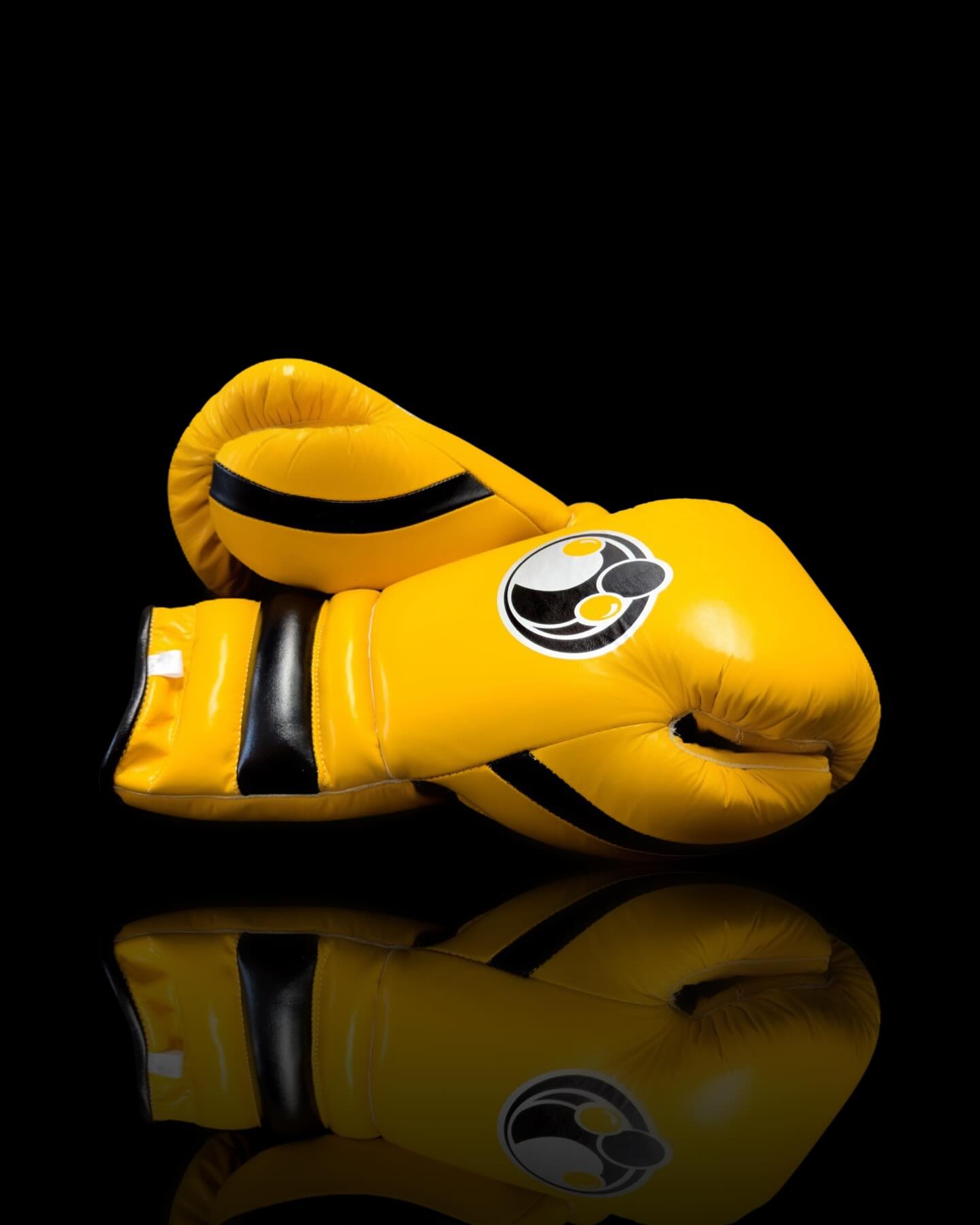 grant boxing gloves yellow/black back and thumb view high quality lace up boxing gloves